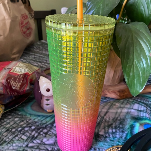 Starbucks NWT mango sunset (yellow & pink) gridded 24oz tumbler - Picture 1 of 3